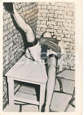 1950 ca EROTICA VINTAGE Nude woman lying on a table - Photo 9x12 cm