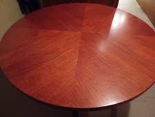 tavolo da pranzo rotondo in mogano con gambe in ferro. 125 cm di diametro