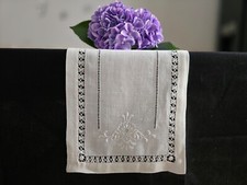 Runner ricamato a mano in puro