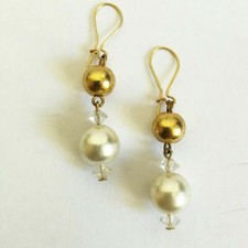 Orecchini pendenti con metallo dorato e cristallo. bigiotteria vintage anni 80