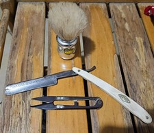 Rasoio a mano libera, pennello da barba e forbici vintage 
