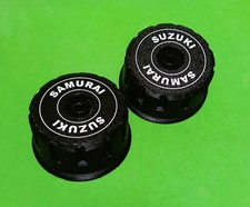 COPPIA TAPPO COPRIMOZZO NERO LOGO BIANCO PER SUZUKI SAMURAI SANTANA SJ410 SJ413