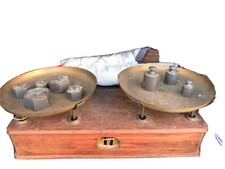 Bilancia antica con due piatti in ottone e pesi