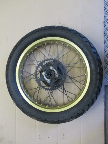 Roue arrière avec - , pneu