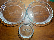 COCA COLA 2  PIATTINI E POSACENERE A FORMA DI TAPPO CORONA DI VETRO CM 19 E 9,5