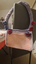 Borsa a fiori a uncinetto fatta a mano. Misure borsa alta 16 cm larga 21Altezza