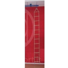 Scala a corda con pioli in