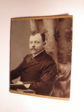 uomo seduto con barba / KAB