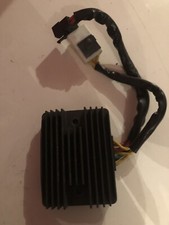 Regolatore raddrizzatore per