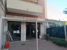 pergotenda marca Corradi  impermeabile all'acqua. Estensibile con telecomando e 