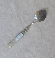 Antico cucchiaio paletta Vittoriano inciso con manico di madreperla scolpito