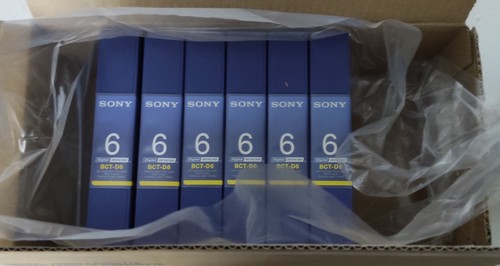 6 videocassette - =,