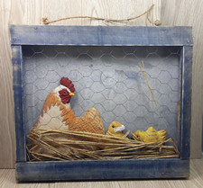 Quadro vecchia fattoria legno con rete metallo e galline cm 27 x 31 x 3,5