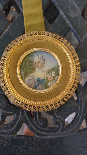Antico dipinto rotondo