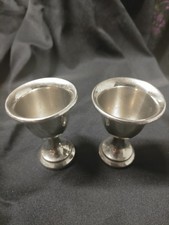 SET DUE ANTICHI PORTA UOVA IN METALLO ARGENTATO PER SERVIRE LE UOVA ALLA COQUE