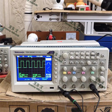 Tektronix TDS2024C Oscilloscopio US Free Tax DHL consegna espressa