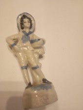 Statuetta In Ceramica Stile  Capodimonte, Raffigurante Un porta vaso,Altezza...