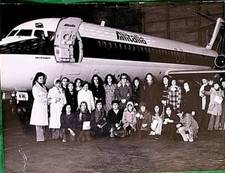 FOTO AEREO DOUGLAS DC 9 ALITALIA CON SCOLARESCA IN PARTENZA  anni 60
