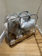 Nattou Cappuccino seduto su