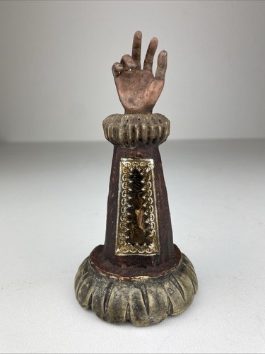 Statua braccio mano