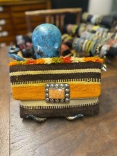 Clutch di origine marocchina fatta con tappeti berberi fibbia giallo arancio