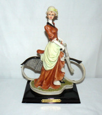 Leonardo Collezione Lady On Bike Figura in Resina 11 1/2" Occhi Verde Scuro Capelli Castani