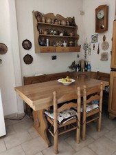 Camera da pranzo composta da Tavolo con panca, piattaia e credenza stile rustico