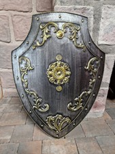 DECORAZIONE DA PARETE INSEGNA STILE MEDIEVALE METALLO ARMATURA CAVALIERE CAVALIERE CROCIATO NUOVO