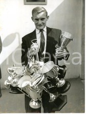 1958 LONDON - MOTORCYCLING Mike HAILWOOD with his trophies *Foto 15x20 cm
