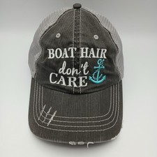 Cappello Berretto Donna Barca Capelli Don't Care Cinturino Schiena Grigio Invecchiato Maglia Bianca Scritta