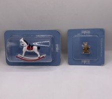 Collezione Casa delle Bambole Del Prado - Nursery Room - Cavallo a Dondolo e Orsacchiotto Nuovo