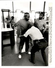 GA280 1983 Orig Gene Pesek foto EL RUKN GANG LEADER JEFF FORT FRISKED CHICAGO