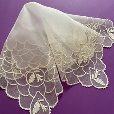 Fazzoletto antico merletto tulle ricamato 39 cm foglioline