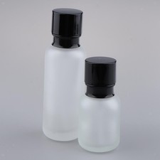 2 pezzi di bottiglie di vetro