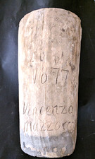 Rara Antica tegola coppo in terracotta incisa firmata 1877 cm.41x21peso g.2823