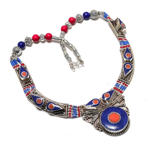 Collana con pietre preziose