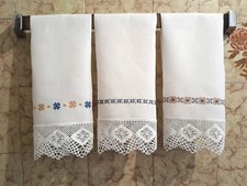 Set 3 asciugamani puro lino bianco ricamati a mano con bordo ad uncinetto