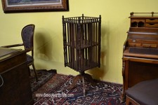 Libreria girevole stile inglese a due ripiani con ringhierina