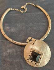 collana girocollo rigida con