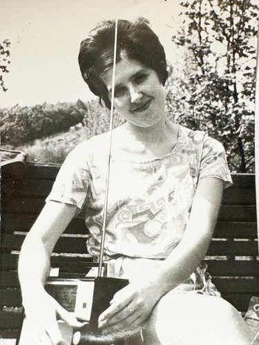 Ricevitore radio giovane donna