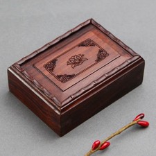 Scatola in legno intagliato a