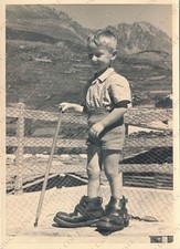 1950 COGNE Bambino con attrezzatura da alpinista panorama montagne Fotografia