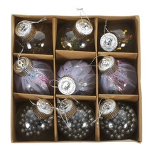  9 pezzi di palle appese alle