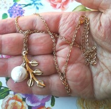 COLLANA SOTTILE CON CIONDOLO PERLA D'ACQUA DOLCE E RAMO FIORITO PLACCATA ORO 23K