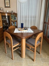 tavolo con sedie per interni