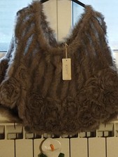 Mantella Poncho Con Rose In Pelliccia Di Lapin E Crepes Grigio Corta Splendida
