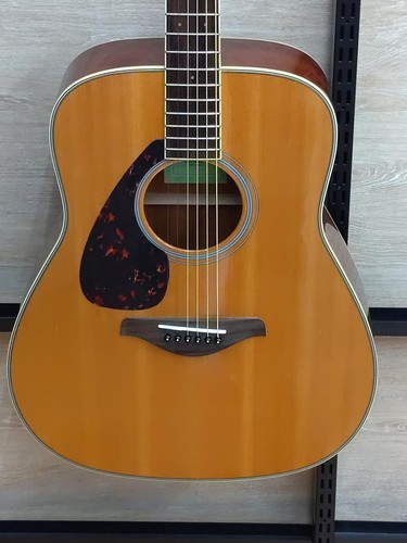 Chitarra acustica mancina