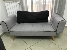 Piccolo divano letto grigio 