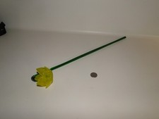 Fiore giallo fiore con gambo