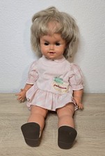 Simpatica bambola di plastica